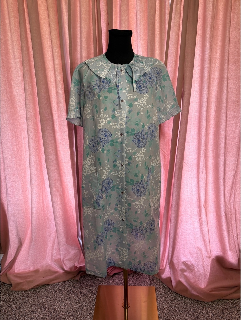 Vintage Leisure Life Medium Floral Button-Up Dress with Pockets